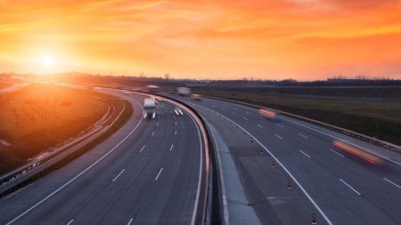 O tanara de 16 ani a fost abandonata de mama pe autostrada, dupa ce a luat o nota mica la scoala