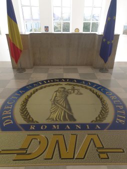 Directorul Directiei Energie din cadrul Complexului Energetic Oltenia, trimis in judecata de DNA pentru trafic de influenta dupa ce ar fi primit 13.000 de euro de la reprezentantul unei firme, pentru a urgenta plata unor facturi