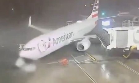 Un Boeing 737 a fost luat de vant inainte de imbarcarea pasagerilor | VIDEO