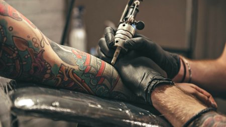 Avertismentul oamenilor de stiinta: Posibila asociere intre tatuaje si un tip de cancer