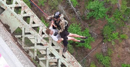 Un tanar de 19 ani a supravietuit miraculos, dupa ce a alunecat de la 120 de metri inaltime: A avut noroc
