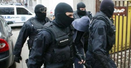 Politia a arestat cinci camatari care santajau si amenintau victimele in Bucuresti