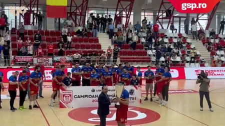 Dinamo Bucuresti - CSM Bucuresti 37-21. Imagini de la festivitatea de premiera a dulailor, dupa ce a incheiat un nou sezon fara infrangere in campionat