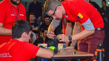 Elevi din Galati, la una dintre cele mai importante competitii de robotica din lume