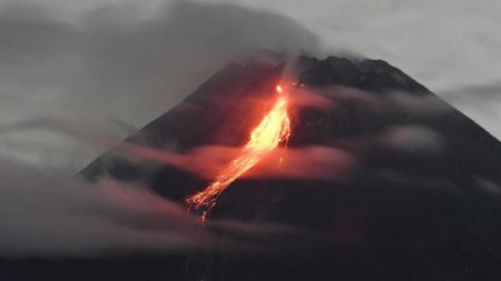 Alerta in Islanda. Un vulcan erupe din nou, a cincea oara in ultimele sase luni