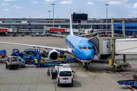 O persoana a murit dupa ce a fost aspirata de motorul pornit al unui avion pe aeroportul din Amsterdam