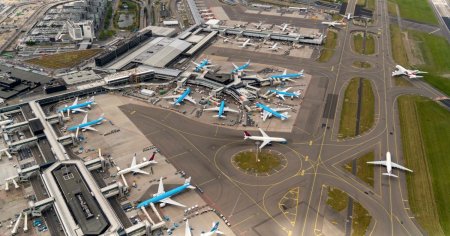 O persoana a murit aspirata de motorul unui avion in functiune, pe Aeroportul Schiphol din Amsterdam