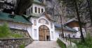 Manastirea construita la intrarea unei pesteri. Unde se afla locul spectaculos care atrage tot mai multi turisti