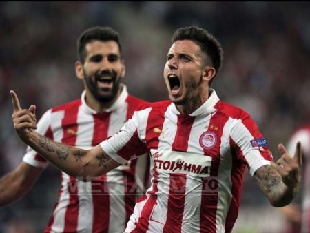 Fanii pasionati ai lui Olympiakos sarbatoresc o victorie istorica