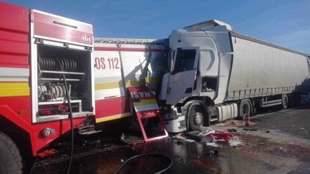 Doi pompieri au murit loviti de un TIR, in timp ce stingeau o masina cuprinsa de flacari, pe o autostrada din Slovacia