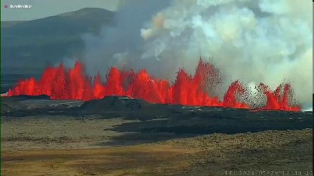 Momentul in care vulcanul din Islanda erupe. Magma tasneste dintr-o fisura ingusta, dar lunga de peste doi kilometri