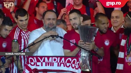 Jucatorii lui Olympiakos le-au prezentat fanilor trofeul Conference League