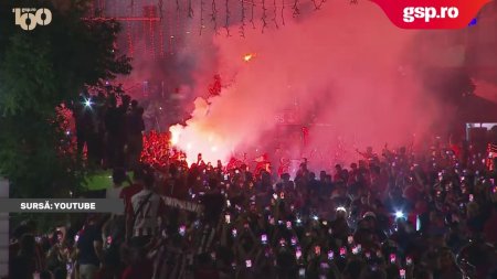 Spectacol la Pireu dupa ce Olympiakos a cucerit Conference League. Jucatorii au sarbatorit alaturi de fani in mijlocul orasului. Show de torte si fumigene