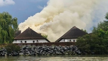 Incendiu la un bungalow al unei unitati turistice din Tulcea. Pompierii intervin pentru stingerea flacarilor. FOTO
