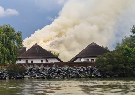 Incendiu de proportii in Delta Dunarii. Arde un hotel renumit