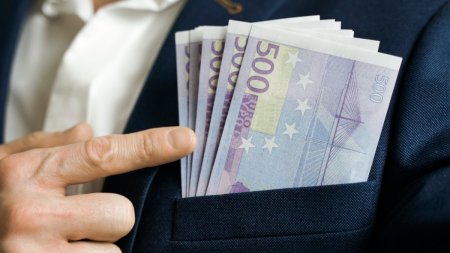 Un angajat al unei banci din Cluj a furat 800.000 de lei din conturile clientilor si i-a virat catre doua firme ale rudelor sale