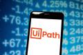 UiPath, fondata in Romania, este in cadere libera pe Bursa de la New York. Actiunile se prabusesc cu 30% after-hours dupa raportarea rezultatelor pe primul trimestru fiscal. Rob Enslin demisioneaza din functia de CEO. <span style='background:#EDF514'>DANIEL DINES</span> revine la carma companiei