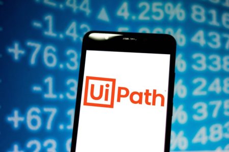 UiPath, fondata in Romania, este in cadere libera pe Bursa de la New York. Actiunile se prabusesc cu 30% after-hours dupa raportarea rezultatelor pe primul trimestru fiscal. Rob Enslin demisioneaza din functia de CEO. Daniel Dines revine la carma companiei