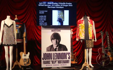 O chitara a lui John Lennon gasita intr-un pod a fost vanduta la licitatie cu un pret record