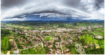 Fenomen atmosferic spectaculos in vestul Romaniei. Furtuna super<span style='background:#EDF514'>CELULAR</span>a, surprinsa de un fotograf FOTO