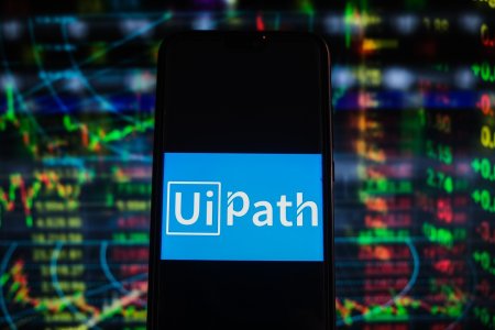 Actiunile UiPath deschid in scadere cu 33% sedinta de joi de pe Wall Street dupa raportarea rezultatelor si a demisiei surprinzatoare a CEO-ului Rob Enslin