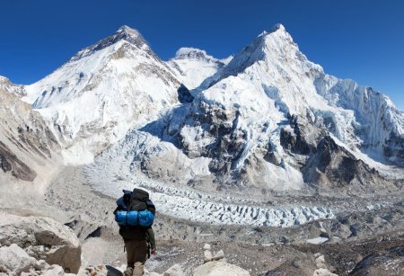 Cadavrul unui alpinist kenyan, lasat de familie pe Muntele Everest. Cat ar fi costat recuperarea corpului