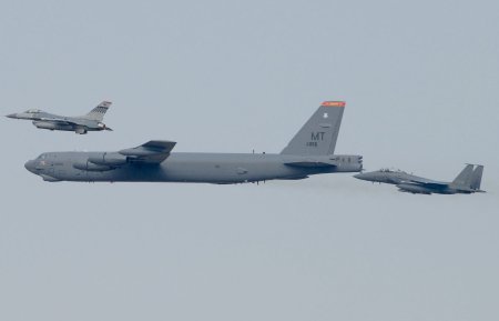 Mesaj de descurajare pentru Putin. Avioane de lupta Eurofighter ale Fortelor Aeriene germane au insotit <span style='background:#EDF514'>BOMBARDIER</span>ele americane B-52, care reveneau din Polonia in Marea Britanie