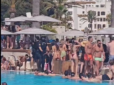 Operatiune antidrog in cel mai tare club din Marbella. Clientii, scosi din piscina de politie | VIDEO