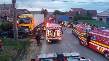 Accident grav intre doua TIR-uri si o masina in Ciba, judetul Mures. Opt persoane au fost ranite 