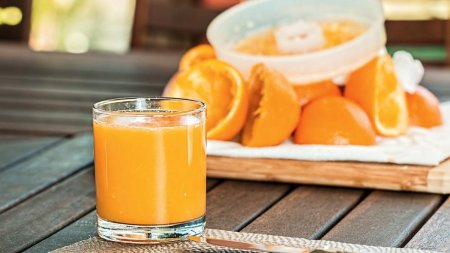 Pret record pe piata mondiala a sucurilor de portocale din cauza problemelor din Brazilia