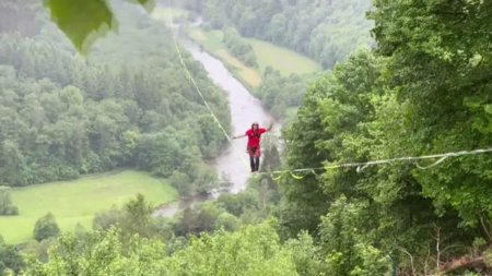 Spectacol de echilibristica. Un acrobat a strabatut mai bine de 2 kilometri pe sarma la o inaltime de 60 de metri