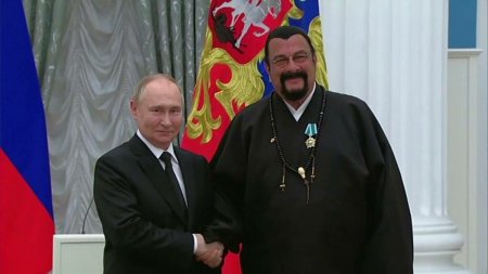 Steven Seagal premiat cu Ordinul prieteniei din Rusia de Vladimir Putin. In 2016 a primit un <span style='background:#EDF514'>PASAPORT</span> rusesc