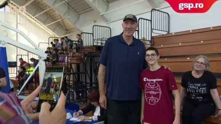 Ghita Muresan a acordat autografe fanilor prezenti la finalele Jr. NBA Romania Sud