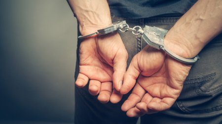 Barbat din Brasov, arestat pentru pornografie infantila. A determinat o adolescenta sa faca <span style='background:#EDF514'>VIDEOCHAT</span>, iar banii ii lua el