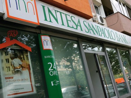 Grupul italian Intesa Sanpaolo a finalizat achizitia First Bank de la fondul american privat de investitii JC Flowers & Co si urca in topul primelor 10 banci din Romania