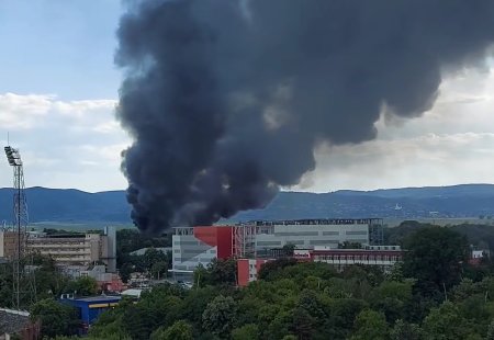 Incendiu puternic, cu degajari mari de fum, la un depozit de mase plastice din Bacau. A fost emis mesaj RO-Alert