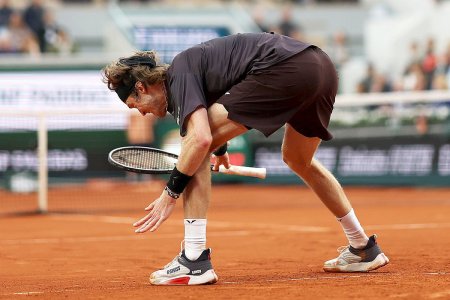Andrey Rublev, criza de <span style='background:#EDF514'>NERVI</span> la Roland Garros: s-a luat la palme si s-a lovit singur cu racheta!