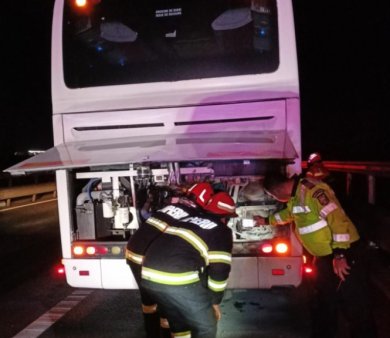 Un autocar in care se aflau 40 de copii a luat foc pe A10, intre Alba Iulia si Sebes. Toti s-au evacuat la timp