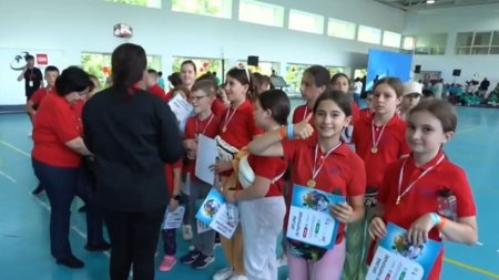 Sala de sport a liceului din Branesti a devenit terenul de joaca al copiilor