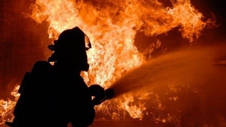 Incendiu intr-un bloc din Alexandria. 30 de persoane au fost evacuate