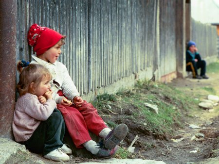 Radiografia copilariei in mediile vulnerabile, facuta de World Vision: Hrana putina, munca, violenta