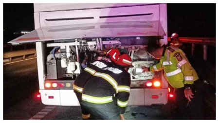 Un autocar cu 40 de copii a luat foc pe autostrada A10, in judetul Alba