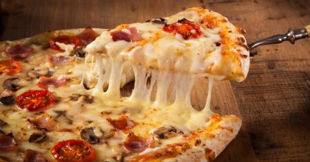 Un local din Bucuresti cere clientilor sa voteze o noua pizza pentru un mandat de 4 ani. Pizza Nicusor Parmezan e pe primul loc, deocamdata
