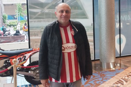 Imbracat intr-un tricou al celor de la Sepsi, Laszlo Dioszegi si-a facut aparitia la Londra pentru finala Champions League: 