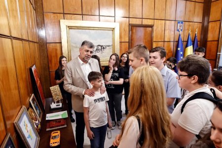 Premierul Romaniei, Marcel Ciolacu, a devenit ghid pentru copiii vizitatori la Palatul Victoria