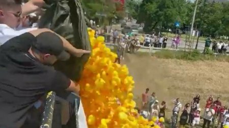 Mii de ratuste galbene au pornit intr-o cursa pe Bahlui. Banii vor ajunge la un centru pentru persoane cu dizabilitati
