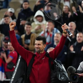 Novak Djokovic s-a calificat in optimi la Roland Garros dupa un meci maraton in care a revenit de la 2-1 la seturi