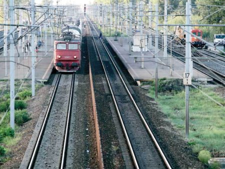 Traficul feroviar a fost reluat pe sectia Malnas Bai-Bixadu Oltului. Circulatia fusee oprita anterior din cauza sinelor serpuite si deplasate