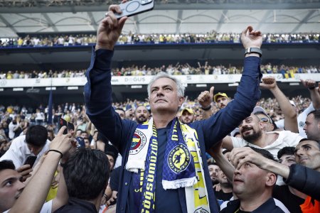 Nebunie la prezentarea lui Jose Mourinho la Fenerbahce