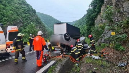 Accident grav pe Valea Oltului. Un sofer a murit dupa ce s-a rasturnat cu masina